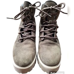 Womens Timberland ankle boots size 9 army green.